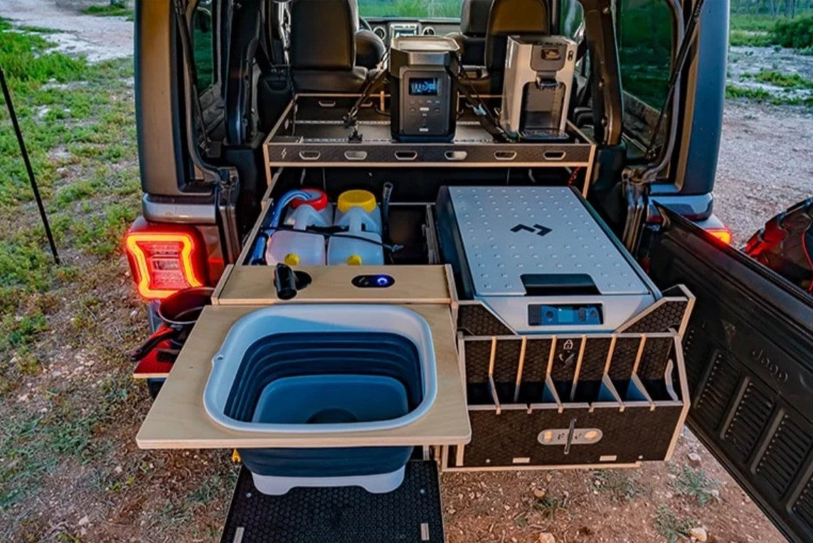 Rear module for unfolded Jeep Wrangler with sink and fridge