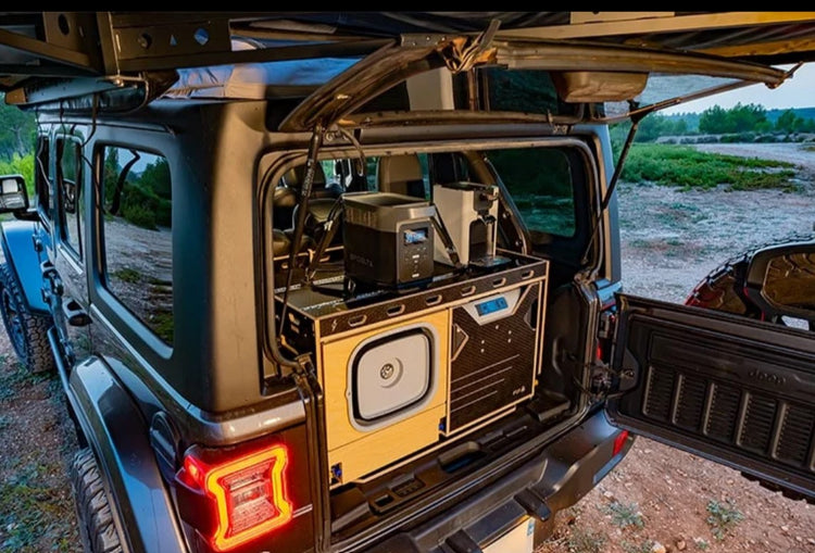 Jeep wrangler JL fully equipped to travel with a Awning and an interior box