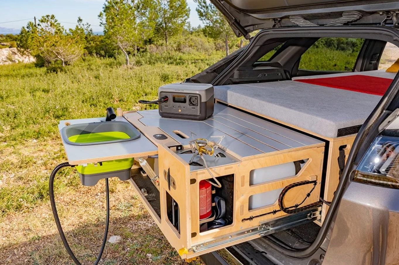 Fitted box unfolded in a trunk with sink, ecoflow battery