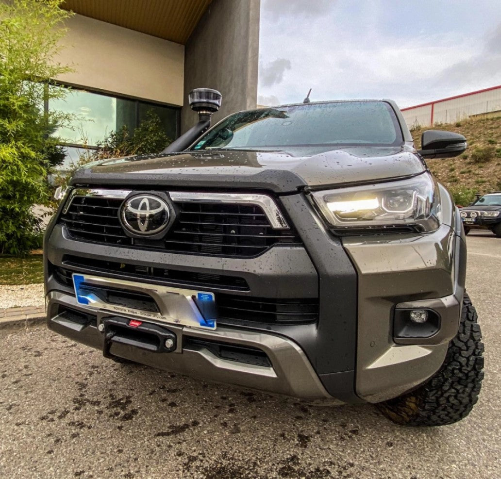 Toyota Hilux invincible bronze with winch warn