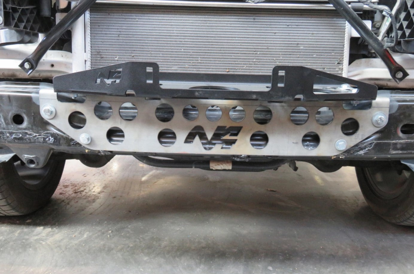 N4 winch plate mounted on vehicle front panel