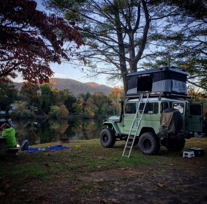 Tienda de techo EVASION EVO de James baroud en una Jeep verde