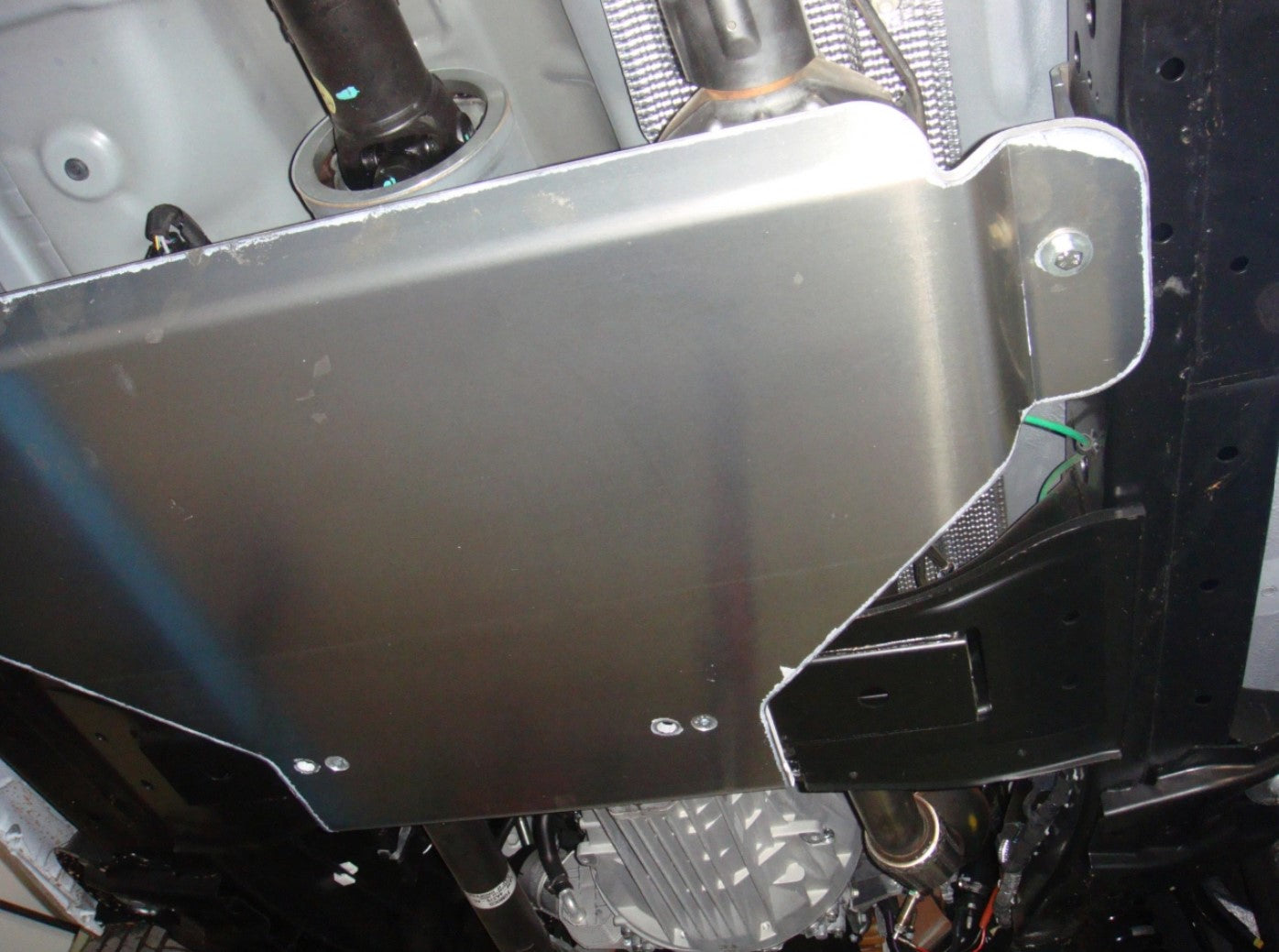 Y-shaped aluminium shielding under a fixed vehicle 