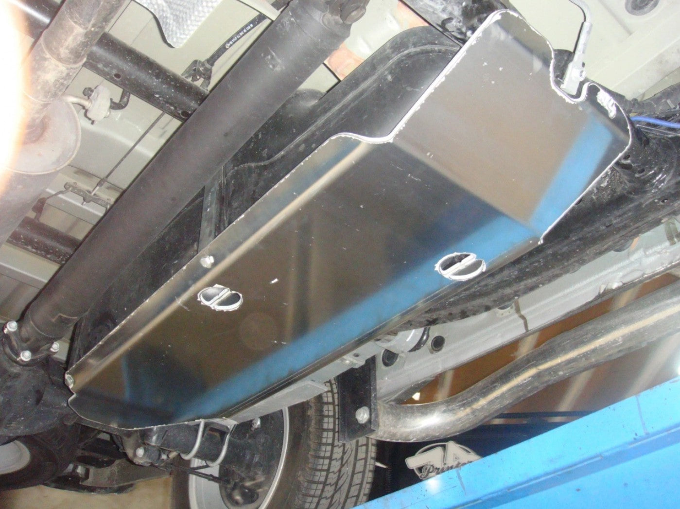 aluminium protective ski for tank mounted under vehicle