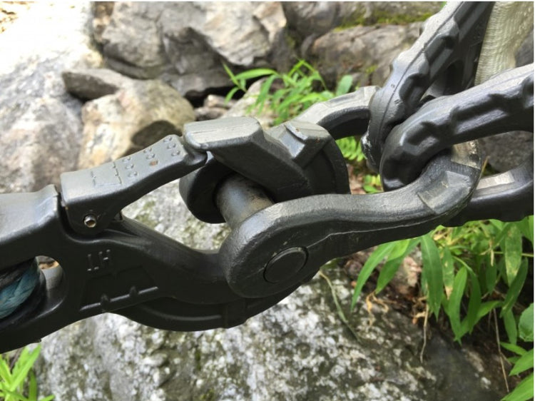 winch hook attached to warn Epic shackle for winch traction