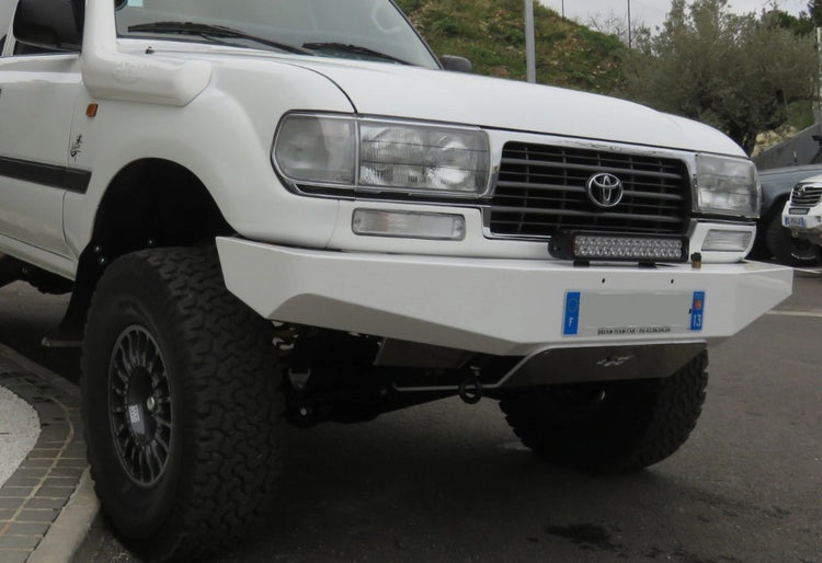 land cruiser 80 white with same color bumper on parking lot