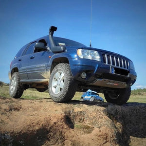 Jeep Grand Cherokee WJ/WH blue on rock with Almont protection