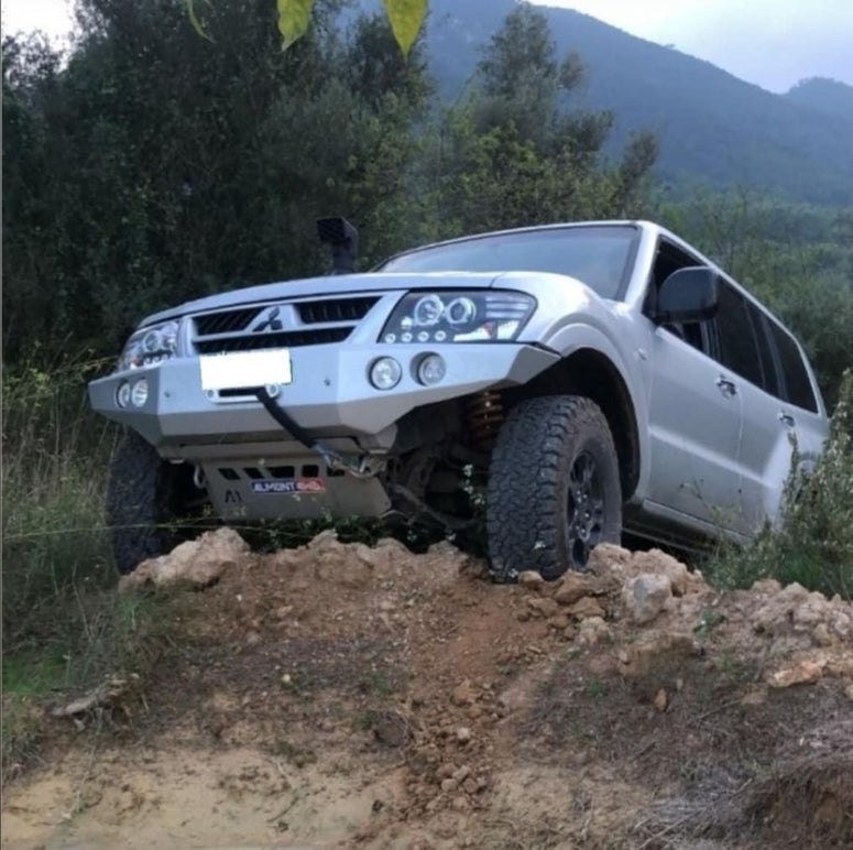 Mitsubishi Pajero 2007+ in the dirt with front protection