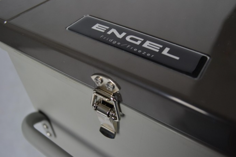 closed engel fridge with a zoom on the details of the fixation