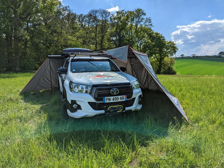 Awning 270° open circular with all screen walls of the brand Rockalu, all on a Hilux pick up.