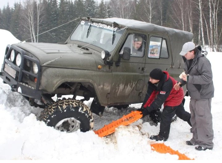 Vehicle in the snow with sand plates